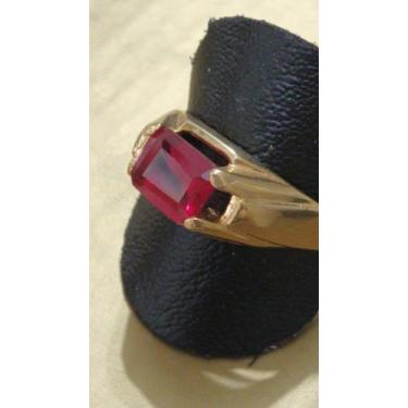 Imagem de anel masculino com brilhante de zircônia vermelha banhado ouro 18k - J