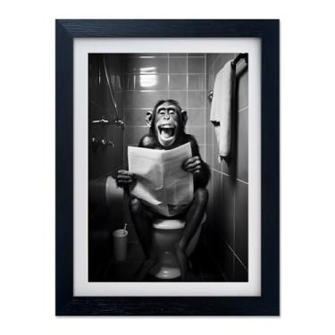 Imagem de Arte de parede emoldurada em preto e branco animal banheiro macaco lendo jornal vaso sanitário decoração engraçada de parede de banheiro