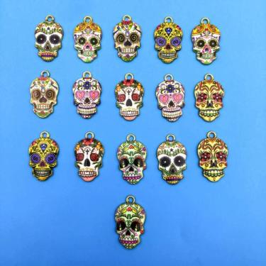 Imagem de Pingentes De Metal Em Forma De Caveira Coloridos Impressos 16pcs/Conju