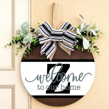 Imagem de Guirlanda de porta da frente personalizada com inicial familiar (A-Z) - placa de boas-vindas de madeira de 30 cm, guirlanda de eucalipto e cabide rústico de serapilheira | Decoração de varanda de