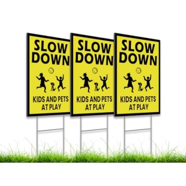 Imagem de Pacote com 3, um lado, 20 x 30 cm, "Please Slow Down Kids and Pets at Play Yard Sign" com estacas metálicas em H - Crianças brincando - Drive Like Your Kids Live Here Placas de segurança para rua -