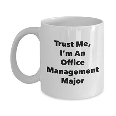 Imagem de Caneca Trust Me, I'm An Office Management Major – Caneca de café de cacau quente divertido – ideia de presente de aniversário de Natal