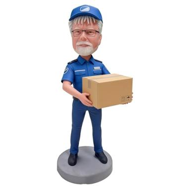 Imagem de Bobblehead de motorista de entrega personalizada – Estatueta de resina pintada à mão com pacote, presente exclusivo para transportadores/funcionários dos correios, decoração de escritório/mesa para