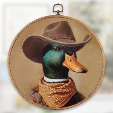 Imagem de XFN Decoração de parede redonda vintage de pato caubói ocidental, impressões de arte de pato retrô, decoração de parede redonda estilo rústico ocidental engraçado para decoração de casa de fazenda
