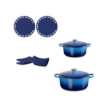 Imagem de KIT LE CREUSET PANELA 20CM E 24CM 2 SUPORTES FRENCH E 2 PEGADORES DE ALÇAS EM SILICONE AZURE BLUE