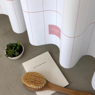 Imagem de onesevennine Cortina de chuveiro de designer coreana – sem costura, resistente à água (180 cm L x 188 cm C) grade estreita - rosa - inclui 12 ganchos de plástico para fácil configuração