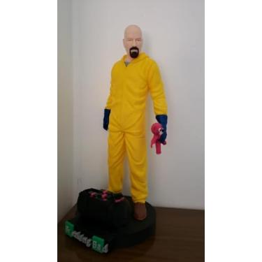 Imagem de Breaking Bad Personagem Colecionável, Figura de Ação em Traje Amarelo com Base Decorativa, Personagem Icônico da Série