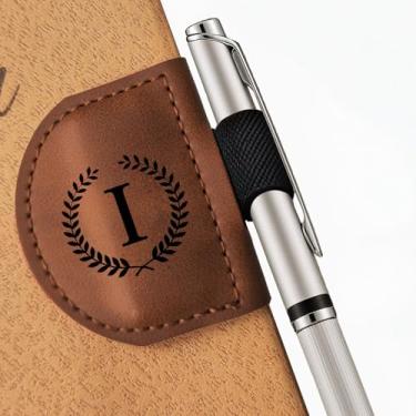Imagem de MOTEERLLU Marcador de livro Bygone Mark com suporte de caneta, marca magnética de couro personalizado inicial, marcadores personalizados para mulheres e homens, presente ideal para amantes de livros