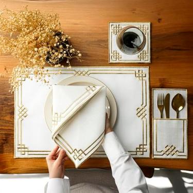 Imagem de Jogo americano bordado com design de rolagem dourada, tapetes de mesa de linho branco com borda decorativa, elegante conjunto de roupa de mesa de jantar, jogo americano islâmico, nó etárnico para 6
