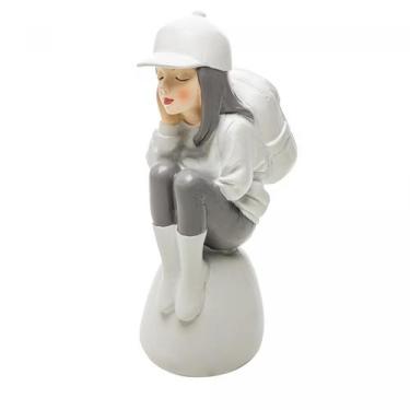 Imagem de Figura Decorativa Mochileira Sonhadora 9,5x6,5x19,5cm em Resina Wolff 