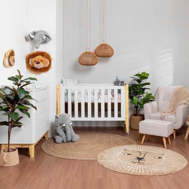 Imagem de Kit Quarto Infantil Branco – Berço Tom Com Pés de Madeira Natural + Cômoda Boom 4 Gavetas + Poltrona De Amamentação Lola Com Puff Rustic Cru
