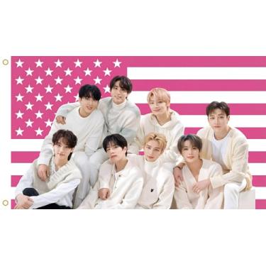 Imagem de WENWELL Tapeçaria Stray Kids, design de bandeira americana rosa, 9,5 x 1,5 m de poliéster para pendurar na parede com ilhós de latão para decoração de estúdio de quarto