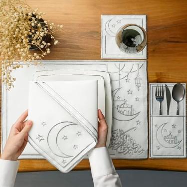 Imagem de Jogo americano bordado com design de rolagem prata, tapetes de mesa de linho branco com borda decorativa, elegante conjunto de roupa de mesa de jantar, jogo americano islâmico, Alaikum Al-Shahr para 6
