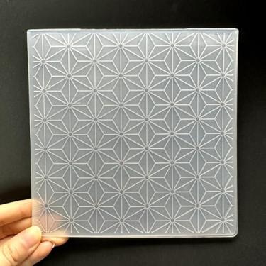 Imagem de Modelo de pasta em relevo de plástico 3D com textura de linhas hexagonais 14 x 14 cm para fazer cartões, faça você mesmo, scrapbook, papel, artesanato, artesanato, scrapbook, artes, suprimentos