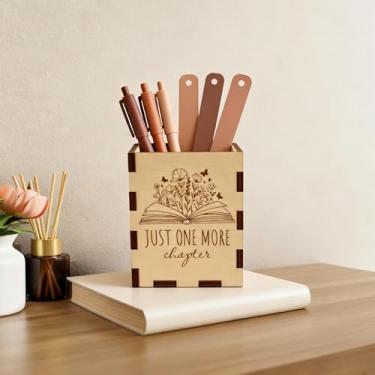 Imagem de Epzariooy Suporte de caneta de madeira gravado – Organizador de mesa removível de 4 lados com designs temáticos de leitura, decoração de estante de livros e presente para amantes de livros, leitores e