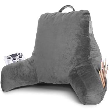 Imagem de Clara Clark Almofada de leitura para cama com espuma viscoelástica desfiada, suporte para as costas para sentar no sofá, cadeira ou chão, encosto adulto com braços e bolsos, capa lavável para descanso