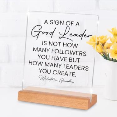 Imagem de Presente de líder para homens mulheres chefe mentor presentes de liderança um sinal de um bom líder frases decorações de mesa transparente placa de acrílico com suporte para prateleira de mesa