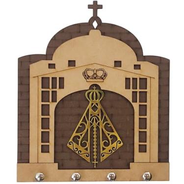Imagem de Porta Chaves Decorativo Em Madeira. Adicione Um Toque de Fé e Organização Ao Seu Ambiente Com Este Elegante Porta-chaves Decorativo. 'Deus é Bom o Tempo Todo' (Nossa Senhora Aparecida)