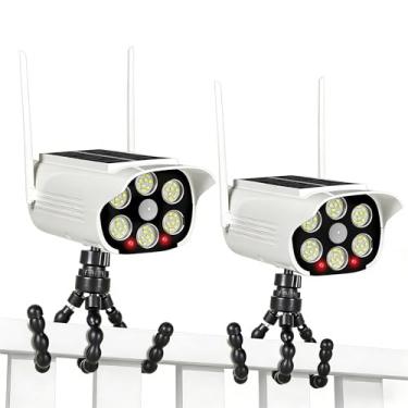 Imagem de Thumok Câmera falsa alimentada por energia solar, câmeras de vigilância simuladas com sensor de movimento, luz de segurança externa à prova d'água IP66 para armazéns de garagens com cerca de porh