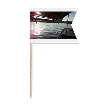 Imagem de Bandeiras de palito de dente modernas para presente Art Deco com luz de pescador, marcações de rotulagem para bolo de festa, prato de queijo