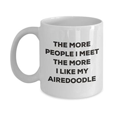 Imagem de Caneca The more people I meet the more I like my Airedoodle - Caneca de café divertida - Presente fofo para amante de cães de Natal (325 ml)