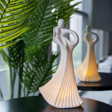 Imagem de Escultura de casal dançante – Estatueta de porcelana branca com luz LED, 3 peças LR44 baterias incluídas, fundo de veludo, presente romântico para casais, aniversário, casamento, dia dos namorados e