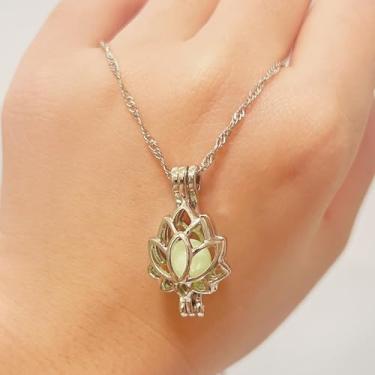 Imagem de Colar com pingente de lótus luminoso para mulheres, pingente de clavícula de flor vazada que brilha no escuro presente, Adjustable, Metal, Sem Pedra Preciosa