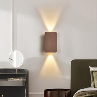 Imagem de Luminária de parede LED 7W com iluminação para cima e para baixo, 3000K, luz quente, moderna, em alumínio, design quadrado, ideal para corredores, quartos e salas de estar, cor marrom.