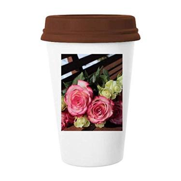 Imagem de Linda caneca de café com flores brancas rosa para copo de cerâmica