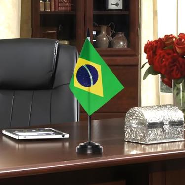 Imagem de Conjunto de bandeiras de mesa de luxo do Brasil - Bandeira de mesa brasileira em miniatura de 15 x 10 cm com mastro sólido de 30 cm - Cor vívida e resistente ao desbotamento - Base preta e topo de