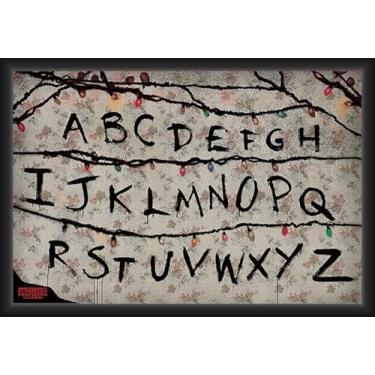 Imagem de BUY ART FOR LESS Pôster emoldurado oficialmente licenciado de Stranger Things - R.U.N. - 61 x 91 cm - Moldura de madeira projetada resistente com vidro plexi - Pronto para pendurar