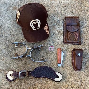 Imagem de Kit country completo traias para cavalgadas bone espora QM de inox correias de couro legitimo capa de celular canivete com capa protetora e chaveiro super resistentes (Marrom)