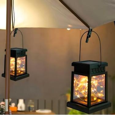 Imagem de Luminária Solar LED Estilo Lampião – Iluminação Externa para Jardim, Varanda e Quintal | IP65, Autonomia 6h, Design Elegante e Sustentável – Preto