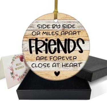 Imagem de REWIDPARTY Enfeites de Natal engraçados da amizade - Friends are Forever Close at Heart - Ornamento de cerâmica redondo de 7,6 cm com fita dourada, caixa de presente - presentes de aniversário de
