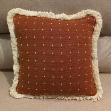 Imagem de Almofada cor Telha com Franja Bege - Via Decor