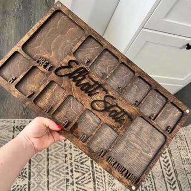 Imagem de Porta-retrato escolar pré-escolar para 12 anos escolares k-12, moldura de formatura personalizada para pendurar na parede, presente de formatura k-12, nome personalizado para moldura de madeira