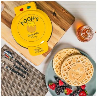 Imagem de Máquina de Waffle, Tema Disney Ursinho Pooh com Revestimento Antiaderente, 110V 900W, Uncanny Brands, Amarela e Vermelha