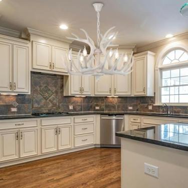 Imagem de Lustre de chifres retrô para sala de jantar, luminária pendente E14 em resina, estilo casa de campo, com 6 lâmpadas, ideal para decoração de sala de estar, cozinha, ilha, quarto, casa de cam