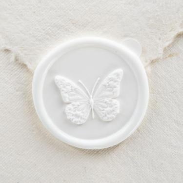 Imagem de Nuvretk 25 adesivos artesanais de lacre de cera dourada, design de borboleta 3D, selos de envelope autoadesivos elegantes para convites de casamento, aniversário, festa e eventos (branco)