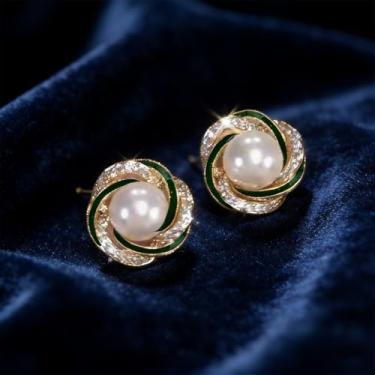 Imagem de Brincos femininos em forma de flor verde e dourada com design falso de diamante e pérola, mostrando seu charme feminino único, adequado para o dia a dia e qualquer ocasião.