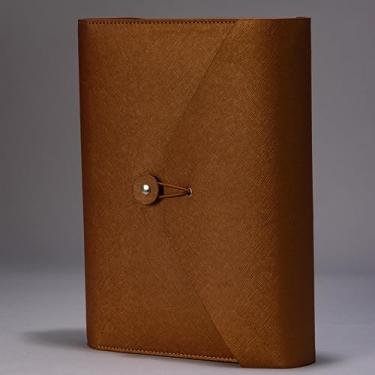 Imagem de PORTA AGENDA DE CUERINA Este fólder de cuero sintético é o complemento ideal para sua agenda. Criado para proteger as agendas de rayones, golpes e manchas.