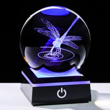 Imagem de Arikyrist Estatueta de bola de cristal de libélula 3D com base de LED, presentes de libélula para homens e mulheres no aniversário de Natal, estátua de libélula de vidro animais esfera decorativa bola