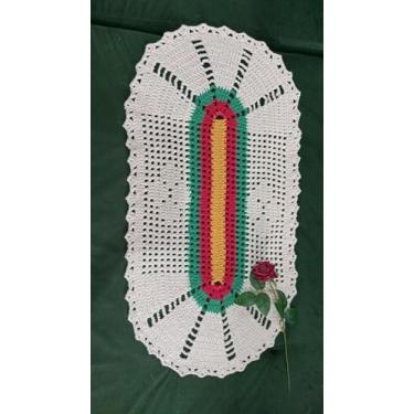 Imagem de Passadeira de Crochê Artesanal, Tapete Decorativo Branco com Listras Coloridas, 80x44cm, Design Floral em Crochê