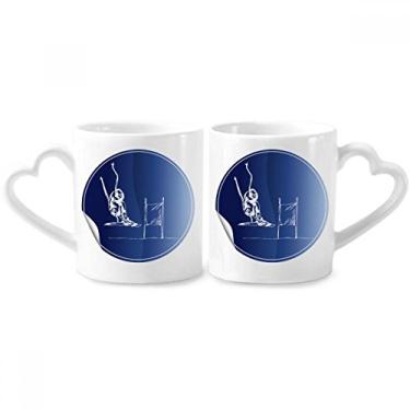 Imagem de Conjunto de canecas de porcelana para casais com estampa de esquis para esportes de inverno com alça de coração