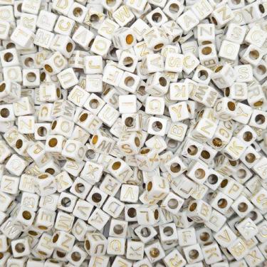 Imagem de Miçanga Passante Dado Alfabeto Acrílico Branco Letra Dourada 6mm 300pç