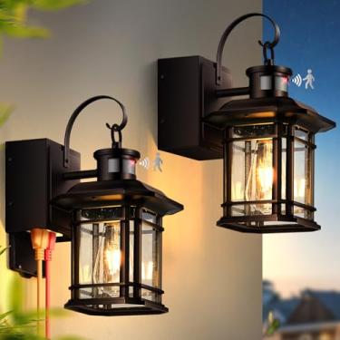 Imagem de OPAXIS Pacote com 2 lâmpadas de varanda com tomada GFCI, sensor de movimento do crepúsculo ao amanhecer, luminária externa com tomada, luzes de parede externas antiferrugem bronze, luzes de arandela