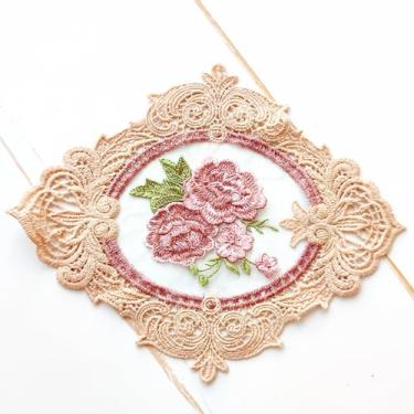 Imagem de Pacote com 4 jogos americanos retrô de renda bordados florais tapetes de mesa estilo francês, toalhas de crochê de renda para mesas, decoração de cômoda, vaso de casamento, tapete de copo, dourado, 19