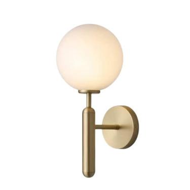 Imagem de Arandela de Parede Redonda Dourada - Globo Branco Fosco Bivolt LED 3 Cores 60W, Luminária Decorativa para Quarto, Sala ou Hall, Iluminação Ajustável e Elegante