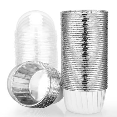 Imagem de EUSOAR Forros de cupcake prateados, 50 peças de copos descartáveis de cupcake de 100 ml com tampas, recipientes de sobremesa, mini cheesecakes, muffins, ramequins, suportes de papel alumínio para