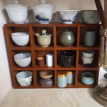 Imagem de HEEPDD Prateleira de Bugigangas de Madeira, Vintage Montada na Parede Com 12 Compartimentos, Prateleira de Exibição, de Canecas Elegante e Resistente Com Bordas Brilhantes